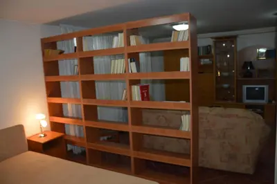 a book shelf in a room with a bed at Villa Stella Smederevo in Smederevo