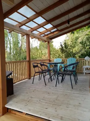 a patio with chairs and a table on a deck at Apartman Otvoreno polje in Arandjelovac