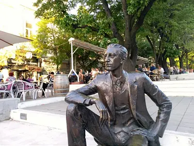 a statue of a man sitting on the ground at Apartment Lovac in Belgrade