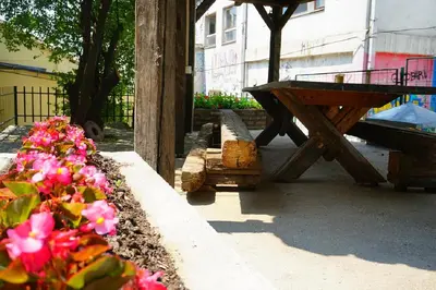 a picnic table and some flowers in a yard at Male stepenice in Belgrade