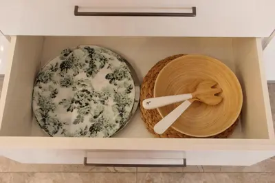 two plates and a bowl in a drawer at Lux House Olga in Ruma