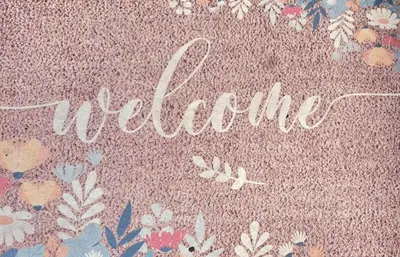 a sign that says welcome with flowers on it at Apartman Romy in Pančevo