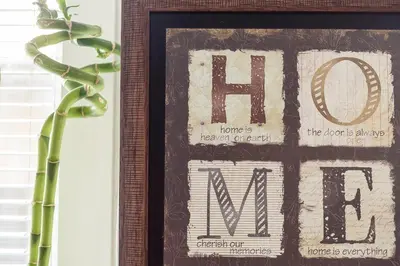 a picture of a hug sign in a picture frame at The Duke Apartment in Belgrade