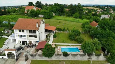 an aerial view of a house with a swimming pool at VILA PEKEČ in Mala Moštanica