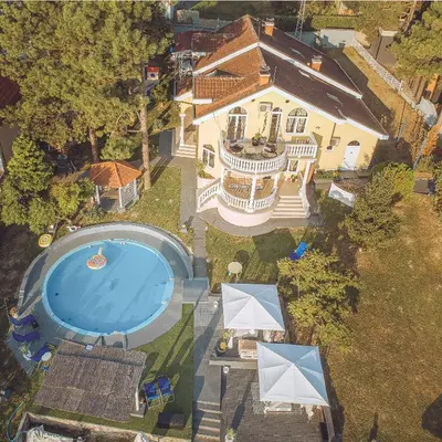 an overhead view of a large house with a swimming pool at Prenociste Dunav 97 K3 in Novi Banovci