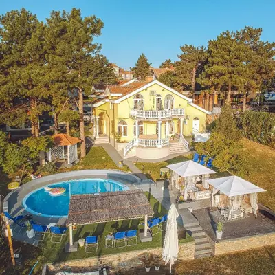 an aerial view of a house with a swimming pool at Prenociste Dunav 97 K6 in Novi Banovci