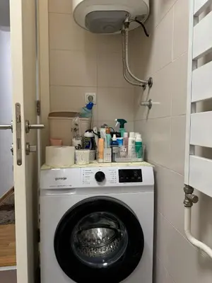 a washer and dryer in a small room at MANHATTAN APARTMAN Belvil in Belgrade