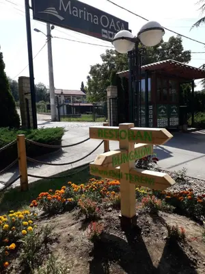 a street sign with arrows pointing in different directions at Hotel Marina Agreena in Grocka