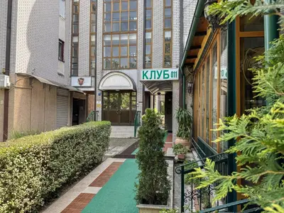 a walkway in front of a building at Vila club 011 in Dedinje