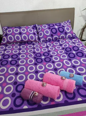a bed with purple and purple polka dot sheets and pillows at Prenoćište Inđija Hrvić in Inđija