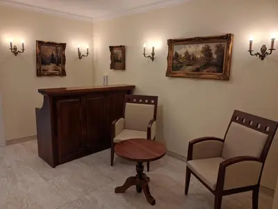 a waiting room with a table and two chairs and a desk at Apartmani Danube LUX Smederevo in Smederevo