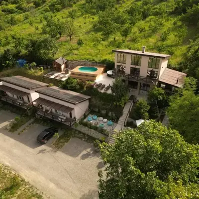 Bora kuće na reci