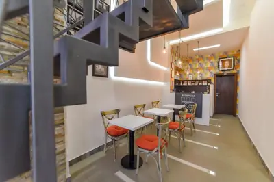 a restaurant with tables and chairs in a room at Apartmani Statik SD in Smederevo