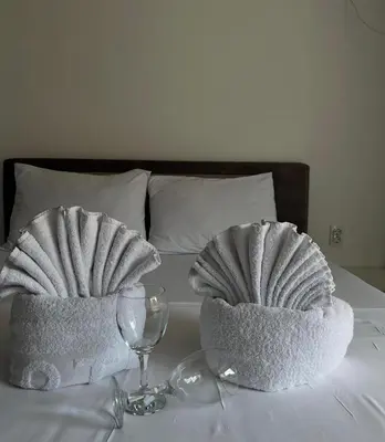 two baskets sitting on a bed with a wine glass at Sobe i Apartmani Casa Mia in Pećinci