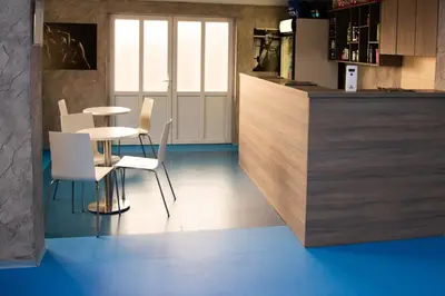a kitchen with a table and chairs and a counter at Sobe i Apartmani Casa Mia in Pećinci