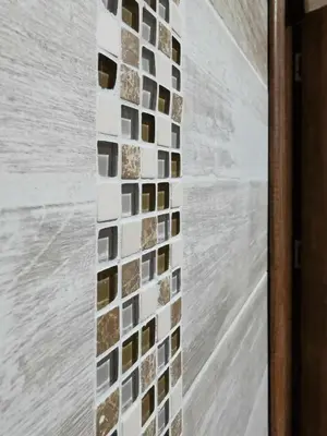 a tile accent wall in a bathroom at Sobe i Apartmani Casa Mia in Pećinci