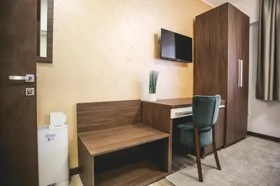 a room with a desk with a computer and a chair at VILA MB in Ruma