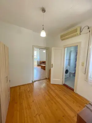an empty living room with a hard wood floor at MAXIMUS VRACAR in Belgrade