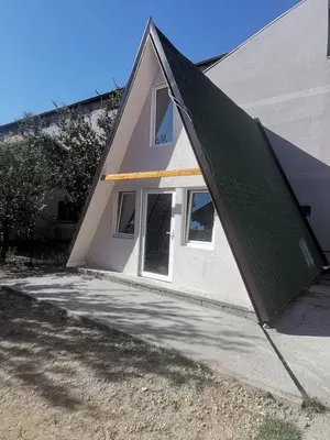 a house with a gambrel roof on the side of it at ViP ROOMS PRENOCISTE 026 in Smederevo