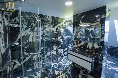 a bathroom with a black and white marble wall at DeLux Center Apartments Inđija in Inđija