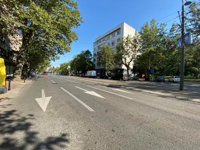 an empty street with an arrow on the side of the road at Enjoy B-52 Studio in Belgrade