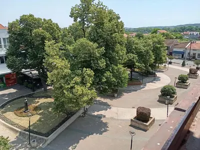 an overhead view of a park with trees and a street at Stan u samom centru Obrenovca, na Trgu 2 in Obrenovac