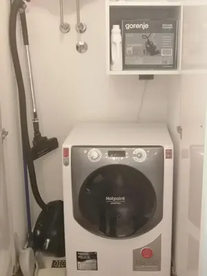 a microwave in a kitchen with a vacuum at Anejo A Blok in Novi Beograd