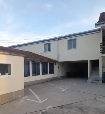 an empty parking lot in front of a building at LIBERO APARTMANI in Surčin