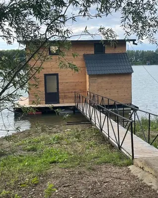 a house on a dock in the water at Splav Shoom in Ostružnica