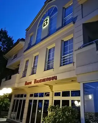a building with a sign that reads ben brabusatown at Vila Vidikovac Arandjelovac in Arandjelovac