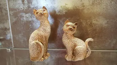 two wooden cats sitting next to a wall at Apartment Div 2 in Dušanovac (historical)