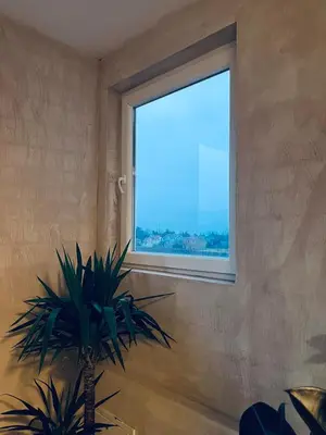 a window in a room with a potted plant at \u99a8\u4e4b\u5bb6-\u534e\u4eba\u516c\u5bd3\u6c11\u5bbf \u4e8c\u5ba4\u4e00\u5385 in Ledine