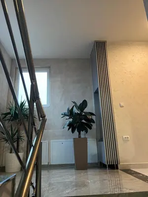 a room with a potted plant and a window at \u99a8\u4e4b\u5bb6-\u534e\u4eba\u516c\u5bd3\u6c11\u5bbf \u4e8c\u5ba4\u4e00\u5385 in Ledine