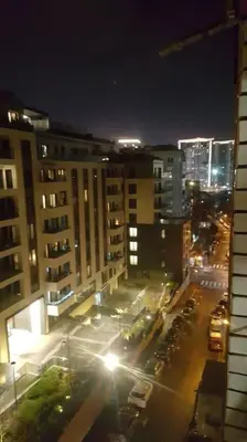 a city street at night with cars and buildings at Idealna lokacija. in Sajmište