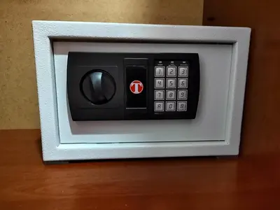 a microwave oven with a remote control in it at Lira Beo in Vračar (historical)