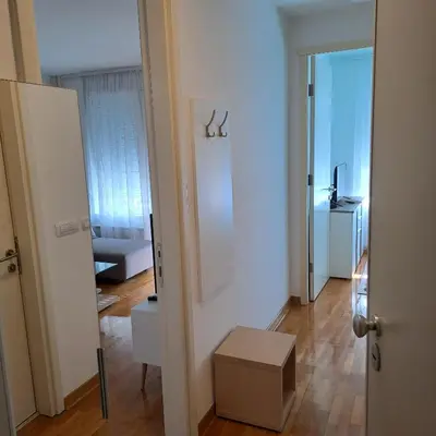 a room with a box in the middle of a room at Manhattan apartman Zumbul Belvil in Belgrade