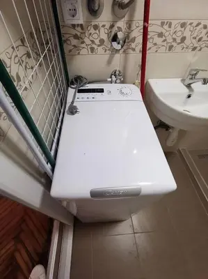 a small bathroom with a toilet and a sink at Nov apartman u mirnoj ulici u centru Beograda in Belgrade