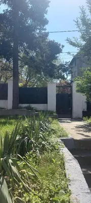 a yard with grass and a fence and a driveway at Magenta Garden in Belgrade